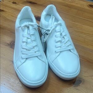 Banana Republic White Sneakers Classic Low-Top Design